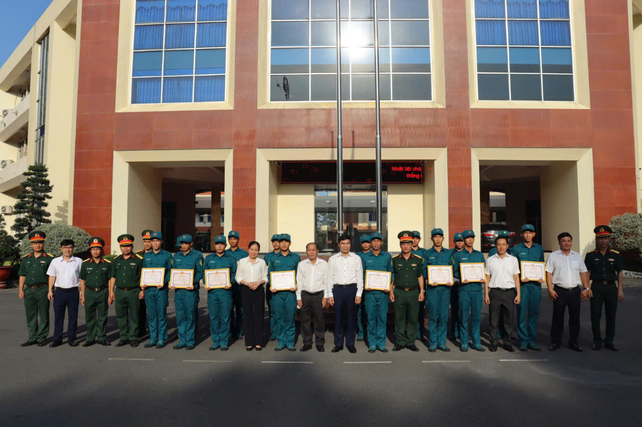 Huyện ủy, UBND huyện trao thưởng đột xuất cho cán bộ, chiến sĩ hoàn thành xuất sắc nhiệm vụ A50